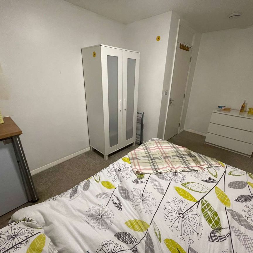 Spacious Double Room in Clean & Tidy Shared House Room 1 - Photo 1