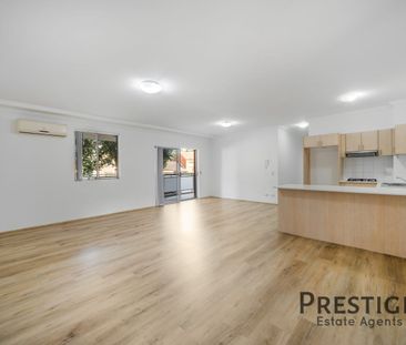 Entertainer's Delight - Spacious Ground Floor Apartment - Photo 5