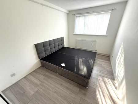 The Highlands, Hounslow, TW3 4HA - Photo 2