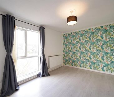 3 bedroom end of terrace house to rent - Photo 4