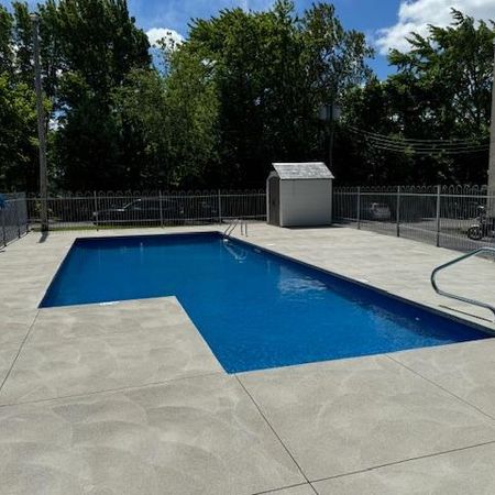 COQUET 2 1/2 rénové - Immeuble béton, gym et piscines - À VOIR - Photo 3