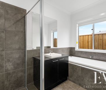 Low maintenance 4 bedroom home - Photo 4
