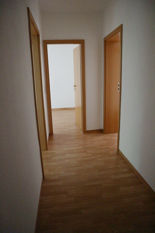 2. OG - Balkon - Bad mit Fenster - neues Laminat wird verlegt - Foto 2