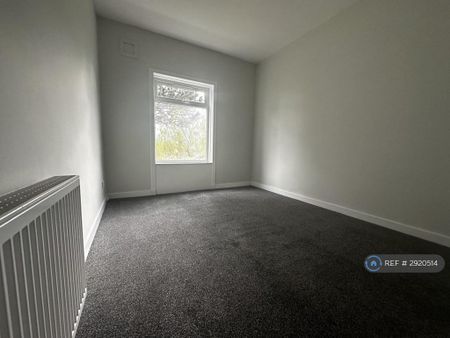 3 bedroom flat to rent - Photo 4