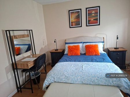 1 bedroom in a house share to rent - Photo 3