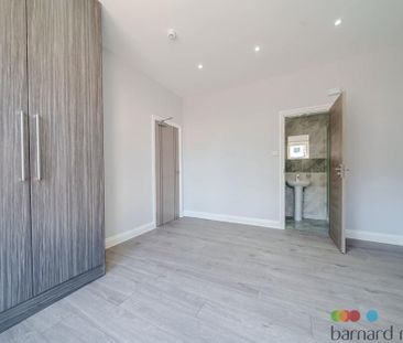 4 bedroom end of terrace house to rent - Photo 2