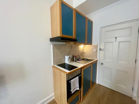 Flat 213 Fulham Palace Road, Fulham W6 9HH - Photo 2