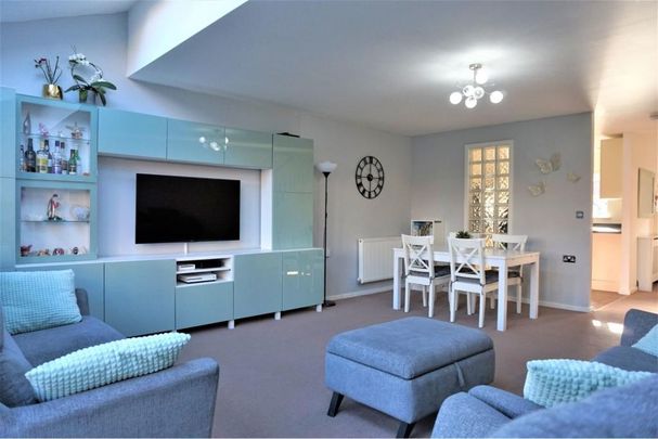 3 Bed End Terrace, Hatton Gardens, M7 - Photo 1