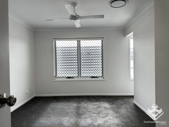 BRAND NEW ULTA MODERN LUXURY 3 BEDROOM TOWNHOUSE WITH DUCTED AIR-CON - First 2 Week Rent Free - Photo 1