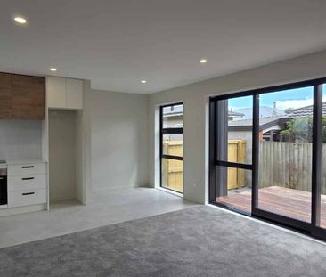 Stylish, Superior Build Townhouse – Walk to Barrington Mall - Photo 4