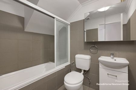 Well appointed & conveniently located 1 bed apartment - Photo 3