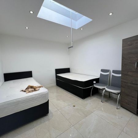 Two bedroom Flat close to Ilford station - £1800 pcm - Photo 3