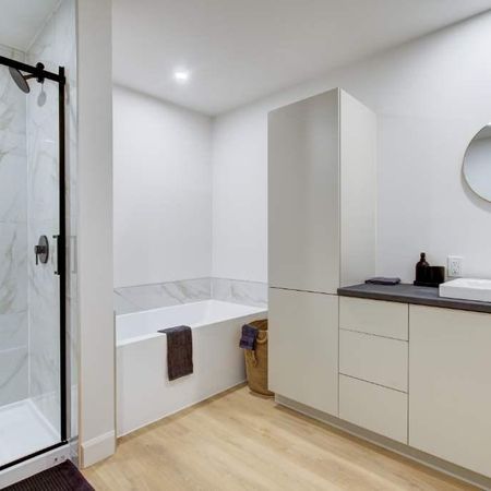 ** PROMO mois gratuit !! 4 1/2 neufs ! Huntingdon. WIFI inclus LIBRE IMMÉDIATEMENT! - Photo 4