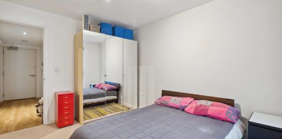 1 bedroom flat in London - Photo 2