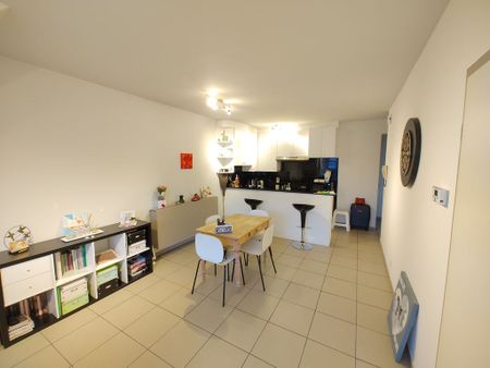 Appartement centraal gelegen nabij openbaar vervoer en E40. - Photo 4