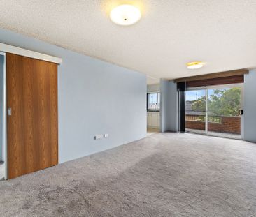 Charming 2-Bedroom Apartment with Lock-Up Garage in Prime Cronulla Location - Photo 5