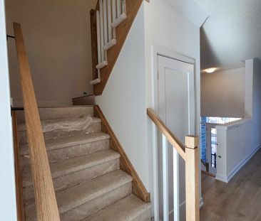 Townhouse For Lease | N8076266 - Photo 5