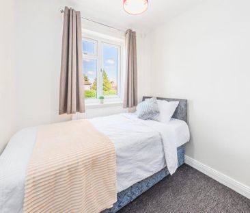 4 bedroom semi-detached house to rent - Photo 3