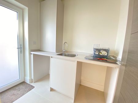 3 bedroom Spacious Three Bedroom House to rent - Photo 5