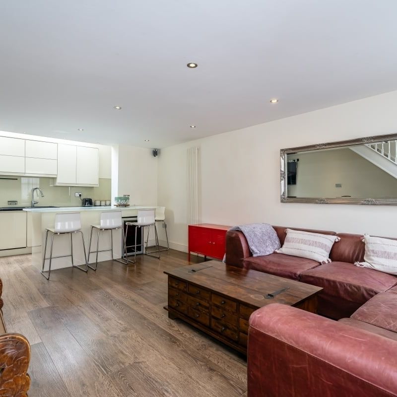 2 bedroom mews to rent - Photo 1