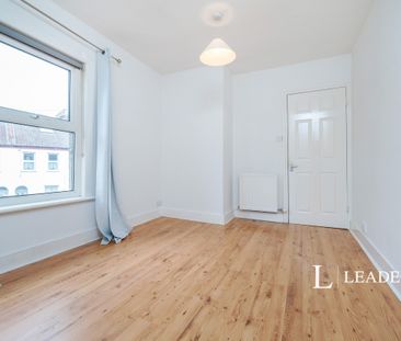 3 bedroom mid-terrace to rent Oval Road - Photo 6