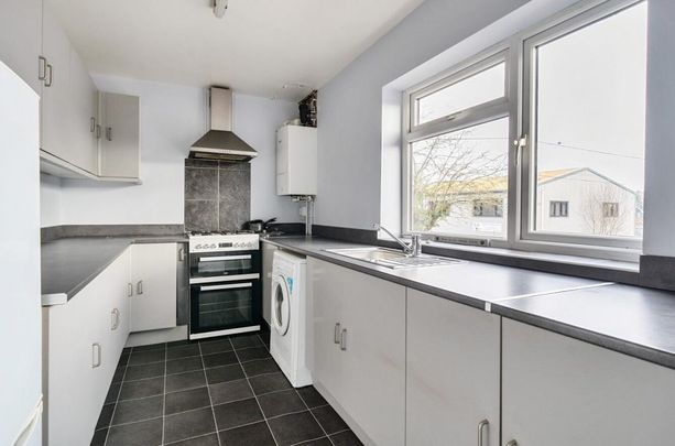 3 Bedroom Flat / Apartment - Winchester Road, Waltham Chase - Photo 1