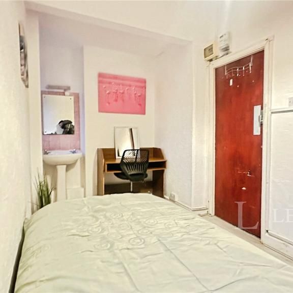 1 bedroom in a house share to rent - Photo 1