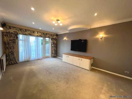 5 bedroom property to rent in Borehamwood - Photo 2