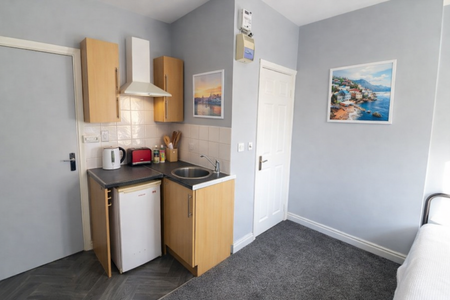1 bedroom in a house share to rent - Photo 3