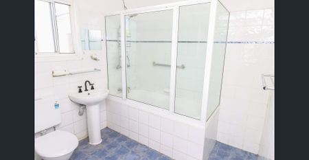 4 BEDROOM IN CENTRAL LOCATION - Photo 3