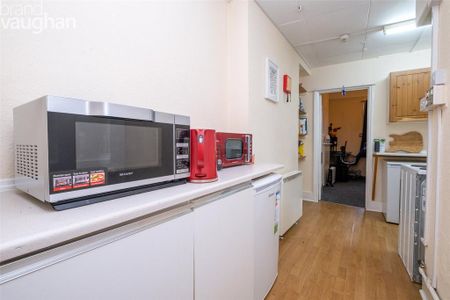 3 bedroom flat to rent - Photo 4