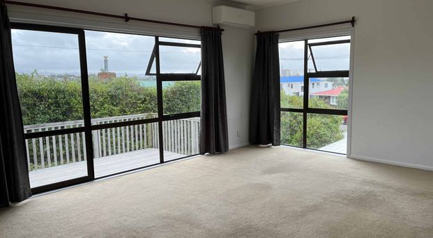 Blockhouse Bay, 3 bedrooms, 1.5 bathrooms - Photo 1