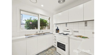 Convenient Glen Waverley Location with Garage and Courtyard - Photo 2