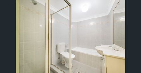 Two Bedroom Renovated Apartment with Brand New Kitchen - Photo 5