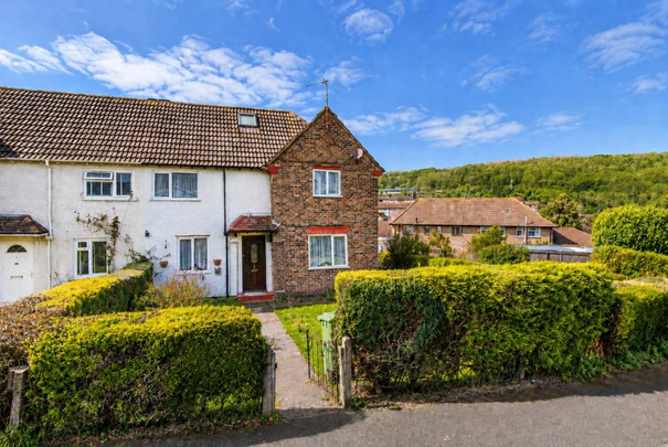 4 bedroom semi-detached house to rent - Photo 1
