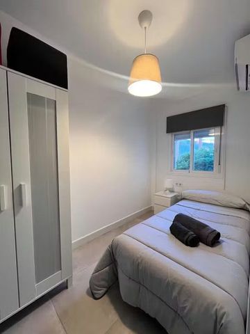 Plaza Luis Cernuda, Sevilla, Andalusia 41008 - Photo 4