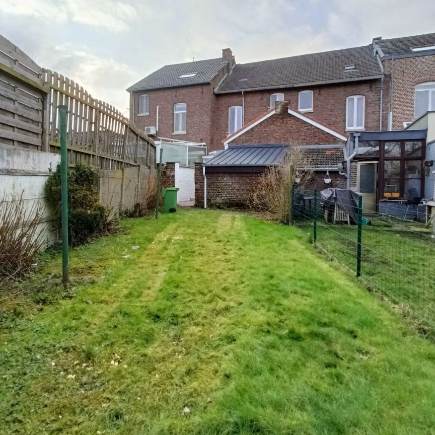 VERNIEUWDE RIJWONING MET STADSTUIN - Foto 1