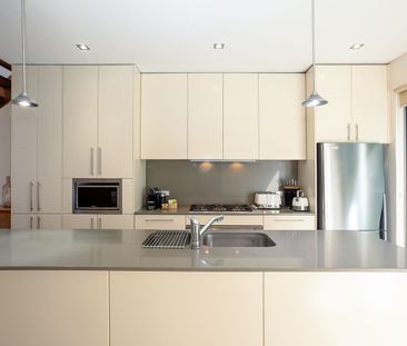 3 bedroom beach house with pool and parking close to the beach - $3... - Photo 4