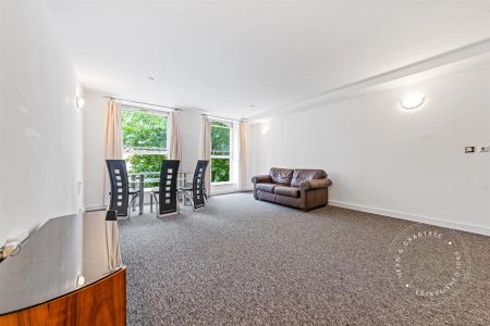 1 Bedroom Flat - Photo 2