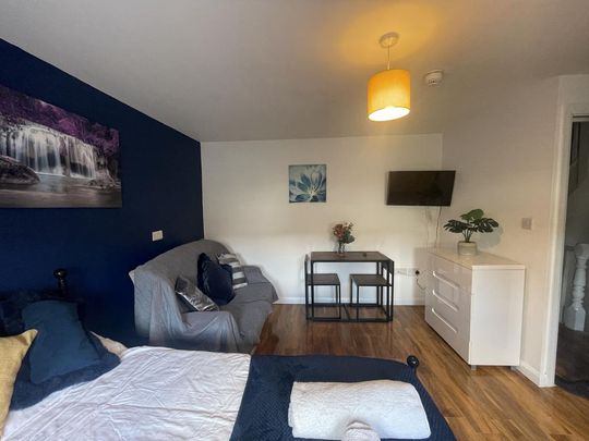 1 bedroom in a house share to rent - Photo 1