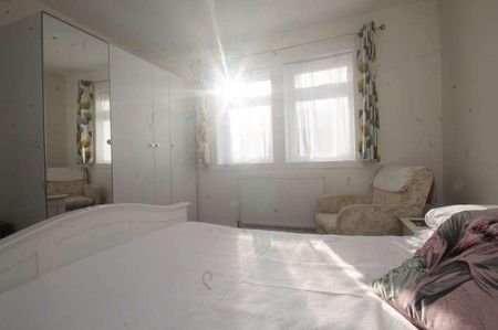 Fulford Grove, South Oxhey, WD19 - Photo 2