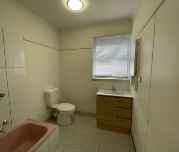 Quiet Court and Easy Access to Shops and Transport - Photo 4