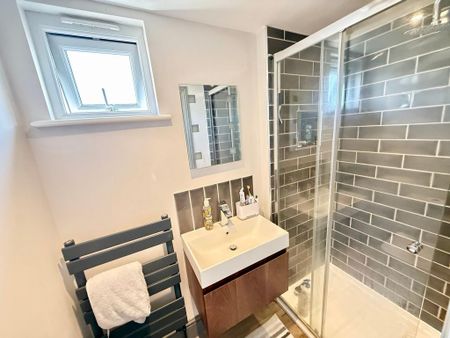 4 bedroom semi-detached house to rent - Photo 4