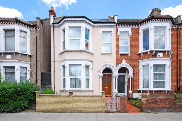 Three bedroom ground floor flat with a garden. Located on Tooting Bec Road with access to the city via the Northern Line at Tooting Bec Station, this property would be ideal for sharers. - Photo 1