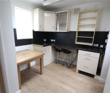 Larchwood Drive, Englefield Green, Egham, Surrey, TW20 0SH - Photo 6