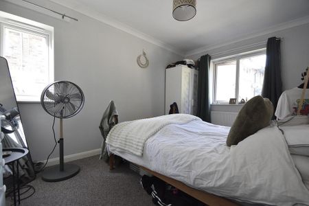 3 bedroom end of terrace house to rent - Photo 4