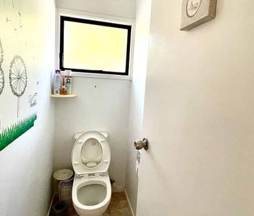 Spacious & Sunny 3 bedroom house Ready to move in! - Photo 5