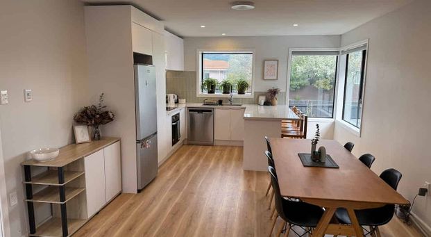 3 Bedroom Sunny Home - Upper Cracroft - Photo 1