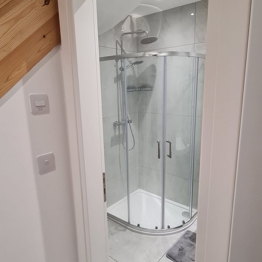 Ensuite -double bedroom to let close to Barking side station- 850 PCM - Photo 1