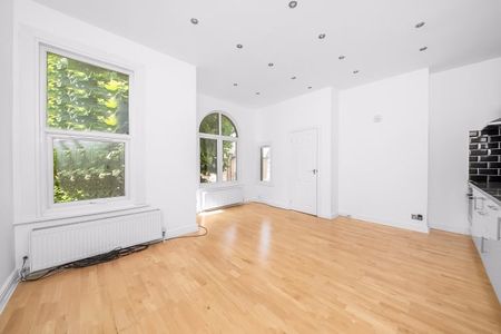 3 Bed Flat, Charlton, SE7 - Photo 2